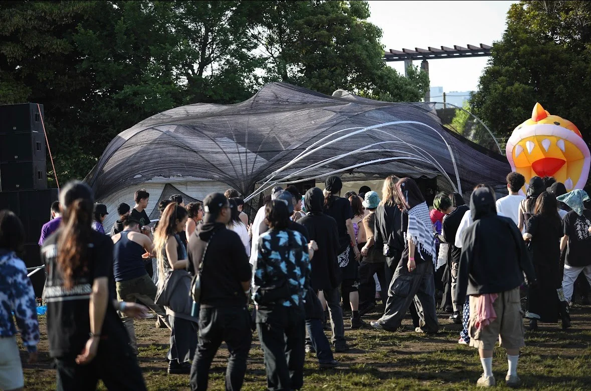 電気菩薩 | 頭上を飛行機が行き交う成田の木の根ペンションで、24時間のハロウィン・レイヴ